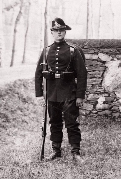 Alexander Pfeifer as an Einjährig-Freiwilliger with JB 12