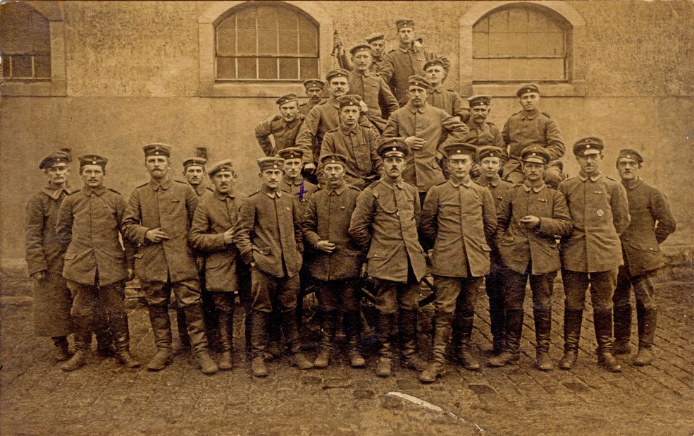 Sombre NCOs and men of FAR 48 pose for a last souvenir photo at the König-Georg-Kaserne in Dresden during demobilisation in December 1918.