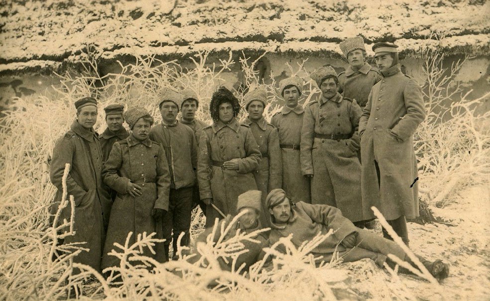 Walter Schürer and comrades from 3. Komp. / IR 473, pictured together with their Russian opposite numbers in December 1917.