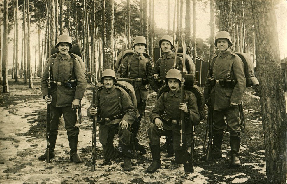Walter Schürer (right) and comrades from IR 473 at the Truppenübungsplatz Zeithain in January 1917.