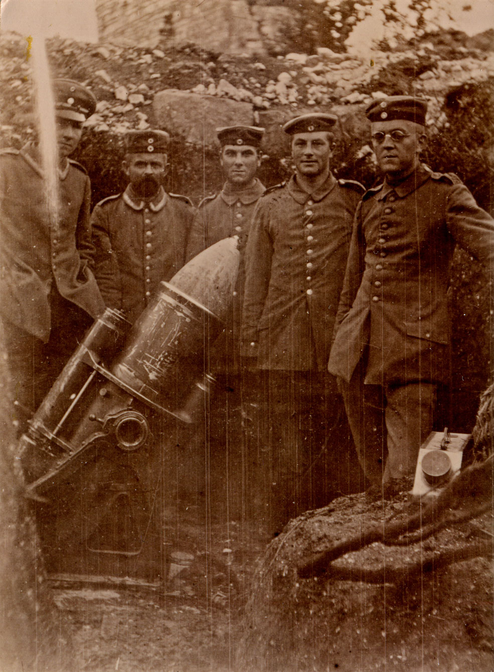 I believe this photo is a souvenir of a visit by Arno and his Unteroffizier to a 25cm schwere Minenwerfer firing pit near the western edge of the village